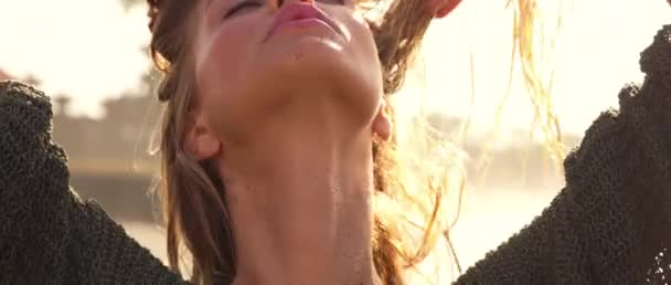 Sensual Mujer Belleza Cerca Disparo Posando Salida Del Sol Después — Vídeos de Stock