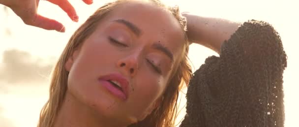 Sensuele Vrouw Schoonheid Close Shot Poseren Zonsopgang Het Zwemmen Met — Stockvideo