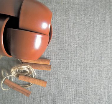 Çay fincanları ve tarçın tuval arkaplanına üstten görünür, metin için yer vardır.