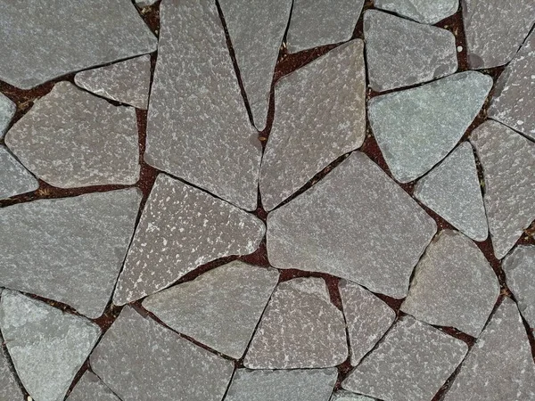 Arkaplan olarak düz taşlar ve kırmızı granit çipler
