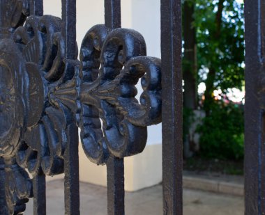 Kıvrımlı çelik işlemeli çitlerin detayları..