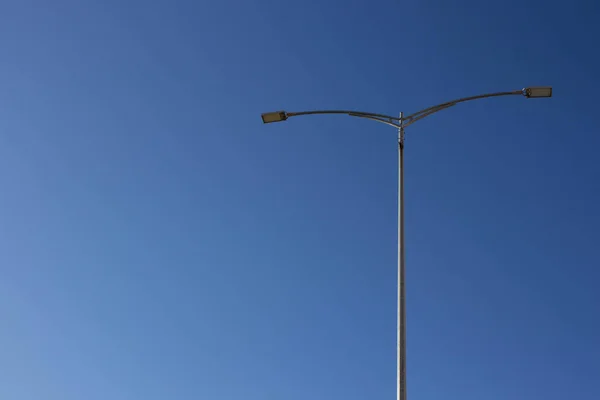 Sokak lambası mavi arkaplanda izole edildi.