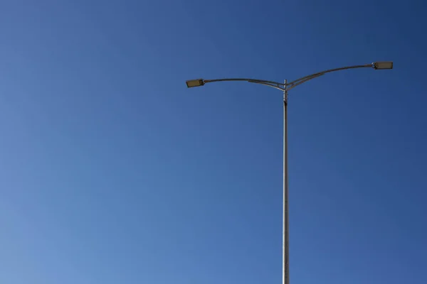 Straatlamp Geïsoleerd Blauwe Achtergrond Stockfoto