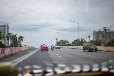 Bangkok, Tayland, Sep 8, 2019 - Arun Amarin viyadük trafiği Siriraj Hastanesi 'ne gidiyor