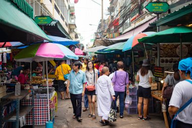 Bangkok, Tayland, Sep 8, 2019 - Wang Lang Market 'i ziyaret eden ve çeşitli ürünler alan bir kalabalık