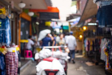 Pazar yerindeki kalabalık insanların bulanık geçmişi