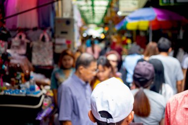 Bangkok, Tayland, Sep 8, 2019 - Pazar yerindeki kalabalık insanların bulanık geçmişi