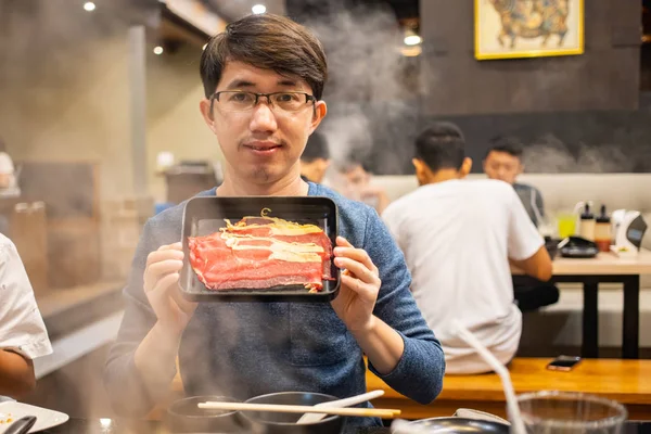 Uomo Possesso Vassoio Carne Cruda Affettata Nel Ristorante Shabu — Foto Stock