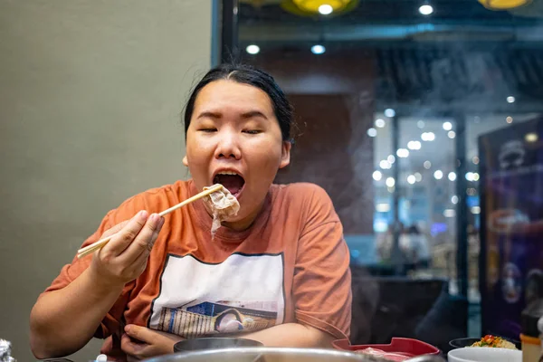 Felice Paffuto Asiatico Donna Holding Bambù Bacchette Con Pezzo Bollito — Foto Stock