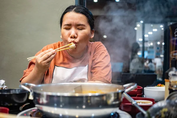 Şişko Asyalı Kadın Shabu Restoranındaki Köfte Yiyip Öpüşüyormuş Gibi Davranıyor — Stok fotoğraf