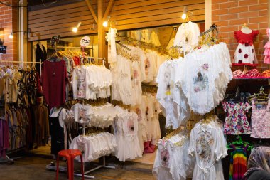 Bangkok, Tayland, Sep 7, 2019 - Gece pazarında beyaz giysi dükkanı