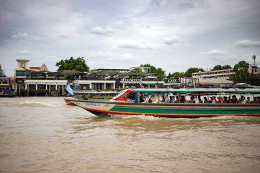 Bangkok, Tayland, Sep 8, 2019 - Chao Phraya Ekspres Teknesi yolcuları