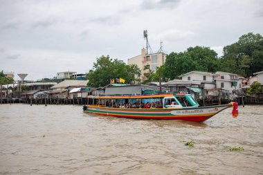 Bangkok, Tayland, Sep 8, 2019 - Chao Phraya Ekspres Teknesi yolcuları