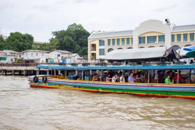Bangkok, Tayland, Sep 8, 2019 - Chao Phraya Ekspres Teknesi yolcuları