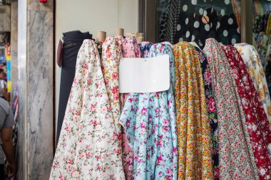 Kumaş dükkanında kumaş ruloları, kumaş mağazası.