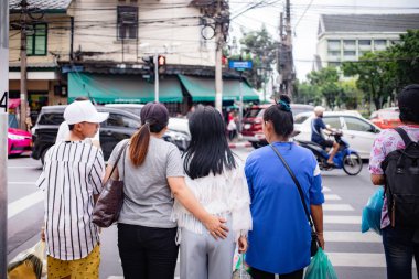 Yaya geçidini geçmeyi bekleyen insanların dikiz görüntüsü
