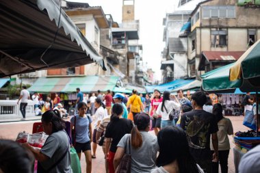 Bangkok, Tayland, Sep 8, 2019 - Sampeng Market 'te çeşitli malları ziyaret eden ve satın alan bir kalabalık