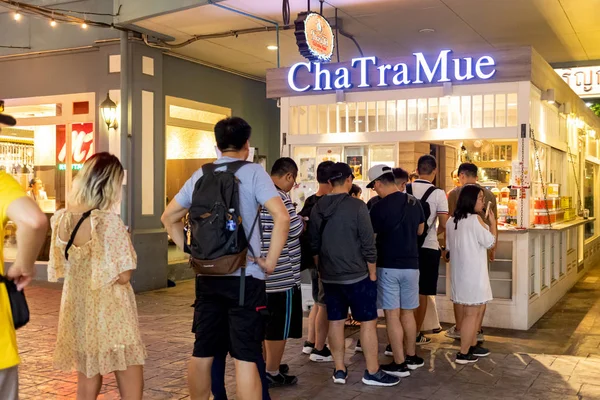 Bangkok, Tayland, Sep 7, 2019 - Birçok müşteri sütlü çay alıyor