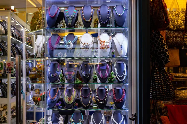 Bangkok, Tayland, Sep 7, 2019 - Gece pazarındaki Bijoux mağazası, vitrinde sergilenen çok sayıda kolye