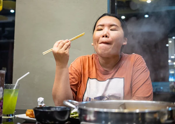 Japon Shabu Restoranında Yemek Yiyen Mutlu Tombul Asyalı Kadın — Stok fotoğraf