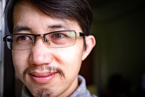 戴眼镜的亚洲男人的近视脸 — 图库照片