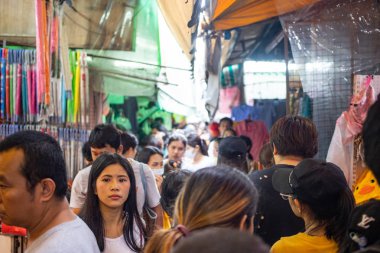 Bangkok, Tayland, Sep 8, 2019 - Sampeng Market 'te çeşitli malları ziyaret eden ve satın alan bir kalabalık