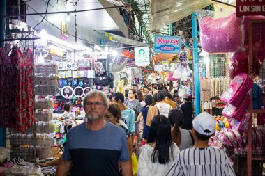 Bangkok, Tayland, Sep 8, 2019 - Sampeng Market 'te çeşitli malları ziyaret eden ve satın alan bir kalabalık