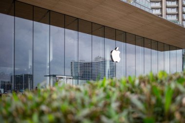 Bangkok, Tayland, Sep 8, 2019 - Önünde yeşil bahçesi olan Icon Siyam alışveriş merkezindeki Apple Store
