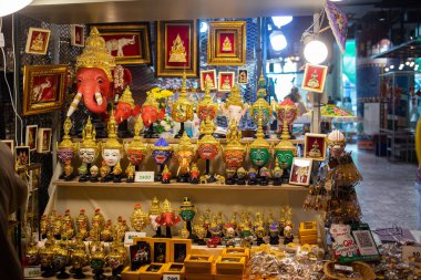 Bangkok, Tayland, Sep 8, 2019 - Alışveriş merkezindeki hediyelik eşya dükkanının Khon maskeli modelleri