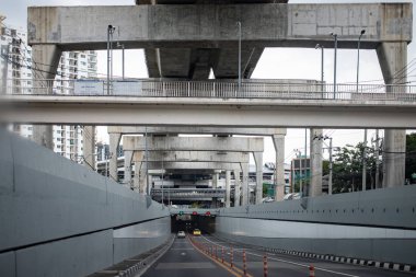 Bangkok, Tayland, Sep 8, 2019 - Bts hava treninin altındaki tünel yolu
