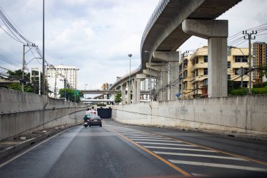 Bangkok, Tayland, Sep 8, 2019 - Bts hava treninin altındaki tünel yolu