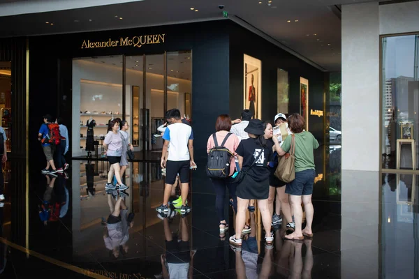 2019年9月8日 泰国曼谷 周末在Iconsiam购物中心旅游的一组游客 — 图库照片