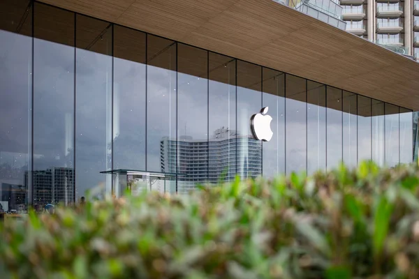 Bangkok, Tayland, Sep 8, 2019 - Önünde yeşil bahçesi olan Icon Siyam alışveriş merkezindeki Apple Store