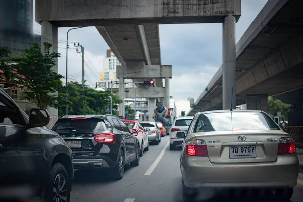 Bangkok, Tayland, Sep 8, 2019 Cuma akşamı birçok araba yolda sıkıştı.