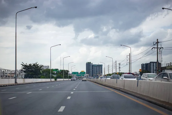 Bangkok Thaimaa Syys 2019 Liikenne Viaductilla Illalla Myrskyisenä Taivaan Päivänä — kuvapankkivalokuva