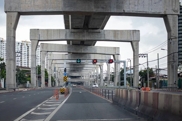 Bangkok, Tayland, Sep 8, 2019 - Yol üzerinde hava treni inşaatı