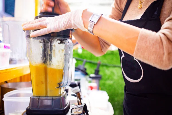 Smoothie Mango Menüsü Hazırlamak Blender Makinesinde Mango Karıştırmak — Stok fotoğraf