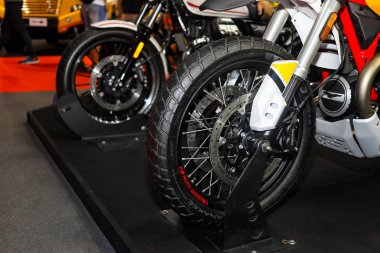 Bangkok, Tayland, Sep 8, 2019 - Moto Guzzi 'nin tekerlek lastiği ve brembo disk freninin ön görüntüsünü kapatın