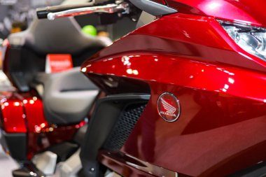 Bangkok, Tayland, 24 Ağustos 2019 - Kırmızı Honda Goldwing logosunu motor sergisinde kapat