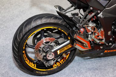 Bangkok, Tayland, 24 Ağustos 2019 - Harley Davidson özel motosikletin arka tekerlek lastiği ve motor sergilenen egzoz boruları