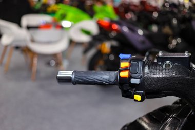 Birçok kontrol düğmesi olan motosiklet gidonu
