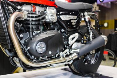 Bangkok, Tayland. 24 Ağustos 2019 Triumph Bonneville T120 motor ve egzoz borusunu kapatın.