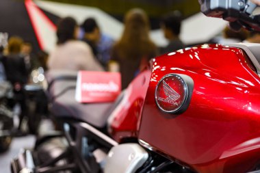Bangkok, Tayland, 24 Ağustos 2019 - Honda Cb650r benzin deposunun kanat logosu Bangkok Büyük Motor Satışı 2019, Bitec Bangna