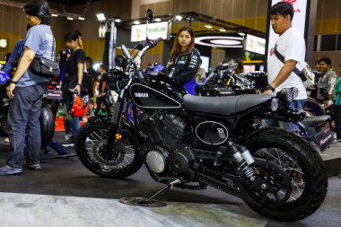 Bangkok, Tayland, 24 Ağustos 2019 Yamaha standını ziyaret eden ve Bangkok 'ta yeni çıkan Yamaha Scr950' yi arayan insanlar 2019, Bitec Bangna