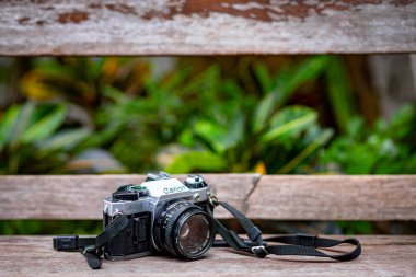 Bangkok, Tayland, 25 Ağustos 2019 - Canon Ae-1 Parktaki ahşap bankta eski bir klasik film kamerası