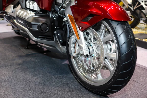 Bangkok, Tayland, 24 Ağustos 2019 Honda Goldwing ön tekerleği 