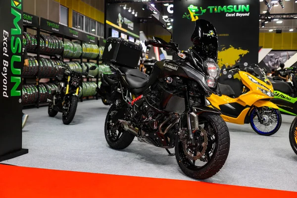 Bangkok, Tayland. 24 Ağustos 2019 - Kawasaki Versys, Bangkok 'ta 2019' da yapılan Timsun lastik standında büyük bisiklet turu macerası