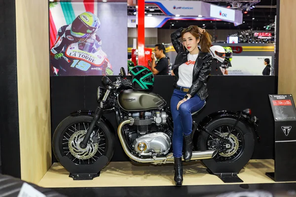 Bangkok, Tayland. 24 Ağustos 2019 - Asyalı güzel model Triumph Bigbike 'un üzerinde oturuyor