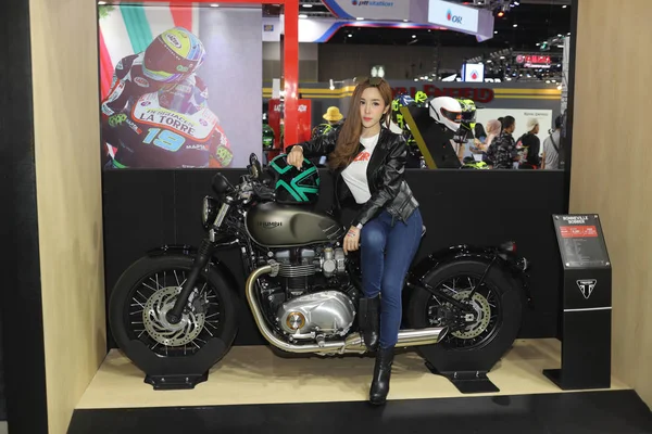 Bangkok, Tayland. 24 Ağustos 2019 - Asyalı güzel model Triumph Bigbike 'un üzerinde oturuyor