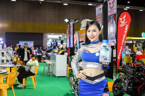Bangkok, Tayland, 24 Ağustos 2019 - Asyalı güzel model motor sergisinde bir şişe yağ yağlayıcı sunuyor